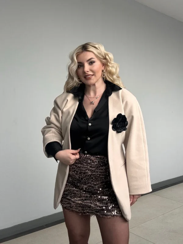 Gül Aksesuarlı Ceket